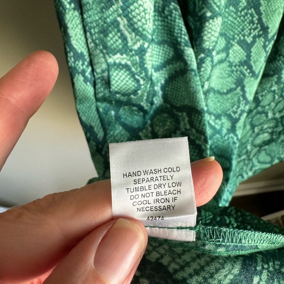 Gwendolyn snake print midi dress. Size small. BNWT. Smoke free. Pet free - Picture 11 of 11